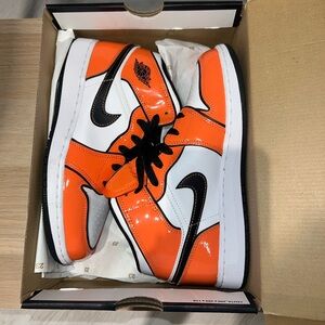 Nike Air Jordan 1 mid orange size 6Y (fits women’s size 7)
